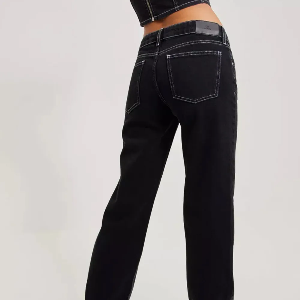 Så fina lågmidjade jeans från Nelly med slits, köpta för 600kr🤍använda få gånger med har inga defekter!. Jeans & Byxor.