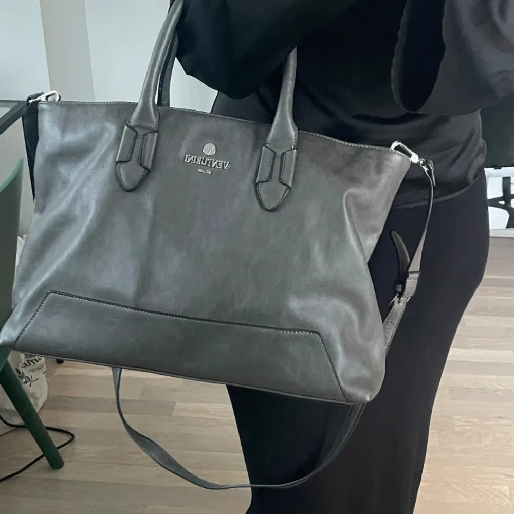 Jättesnygg grå handväska från Venturini Milano. Köpt på Sellpy därav äkthetskontrollerad💗 Bredd: 40cm, djup: 18cm, höjd: 28cm. Varan har tecken på användning men varit väl omhändertagen. (Skriv för fler bilder)💗. Väskor.