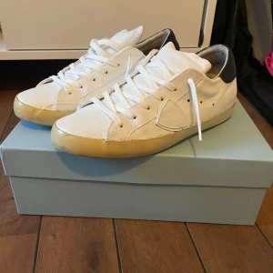 Phillippe model   - Säljer ett par feta phillippe model skor! | Skick 9,5/10 | Pris 1999kr | Storlek 40 men passar 41 | Box följs med | Hör av dig vid minsta fundering 🙌🙌😊