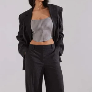 Randig korsettopp - Den är i bra skick. Har bara haft den en gång. Stolek 38