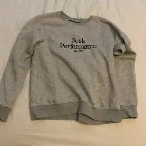 Säljer den här feta peak performance tröjan i strlk s, säljer den efter som den inte används.