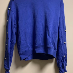 Tröja - Tröja från NAKD  Pärlor på tröjan Fint skick Storlek M  Pris diskuterbart 