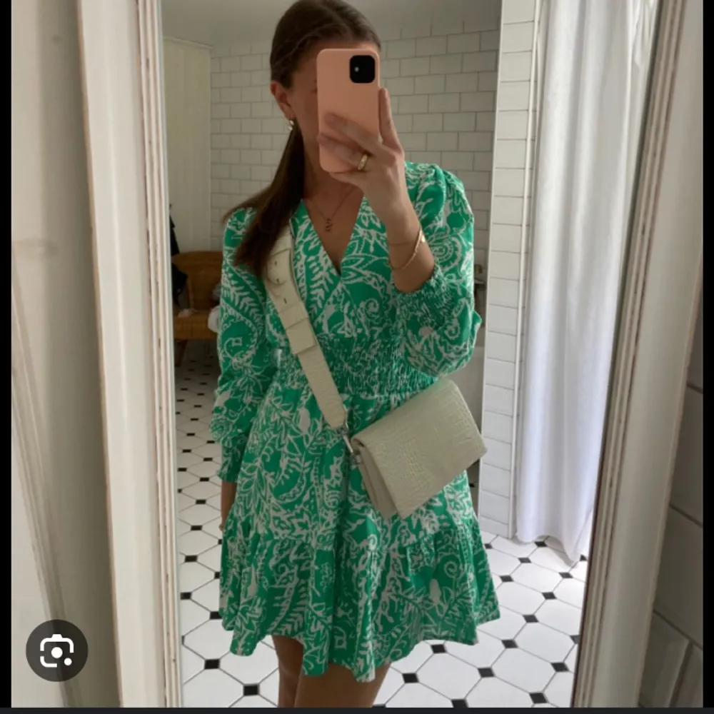 En grön vit klänning från zara i storlek S som är i nyskick som passar perfekt nu till sommaren !!!LÅNAD FÖRSTA BILD!!!. Klänningar.