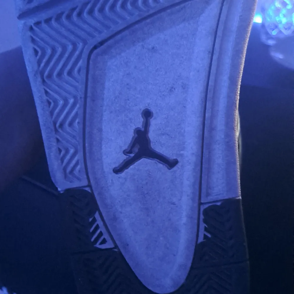 Dessa jordans är 100% äkta. Fick dom förra året i november och har haft dom 3 gånger. Storleken på skorna är 45. Kengät.