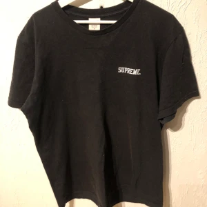 Supreme Akira Syringe tee Size M - Storlek M, bra skick och äkta eftersom jag själv beställde den från Supreme.