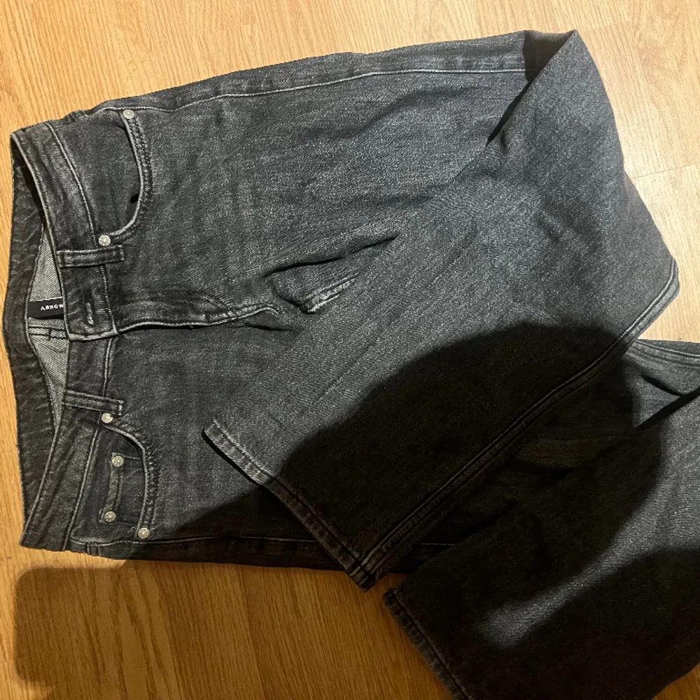 Säljer ett par low arrow jeans från weekday. Dem passar mig med xs🥰. Jeans & Byxor.