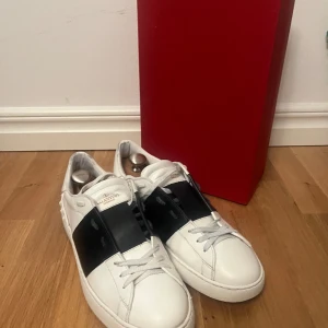 Valentino Open Mörkblå 44 -  Valentino open skor skick 8/10 Box,dustbags,extra snören och digitalt kvitto medföljer. 