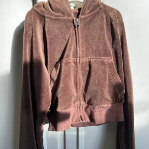 Fin kort zip up hoodie❤️ - Säljer denna bruna munkjackan från hm i storlek xs då den inte används längre❤️
