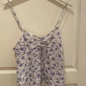 Söt blommig topp - Jätte fint linne❤️ Öppen för prisförslag och köp nu💕 Stl xs/s men passar mig som brukar ha S-M💥