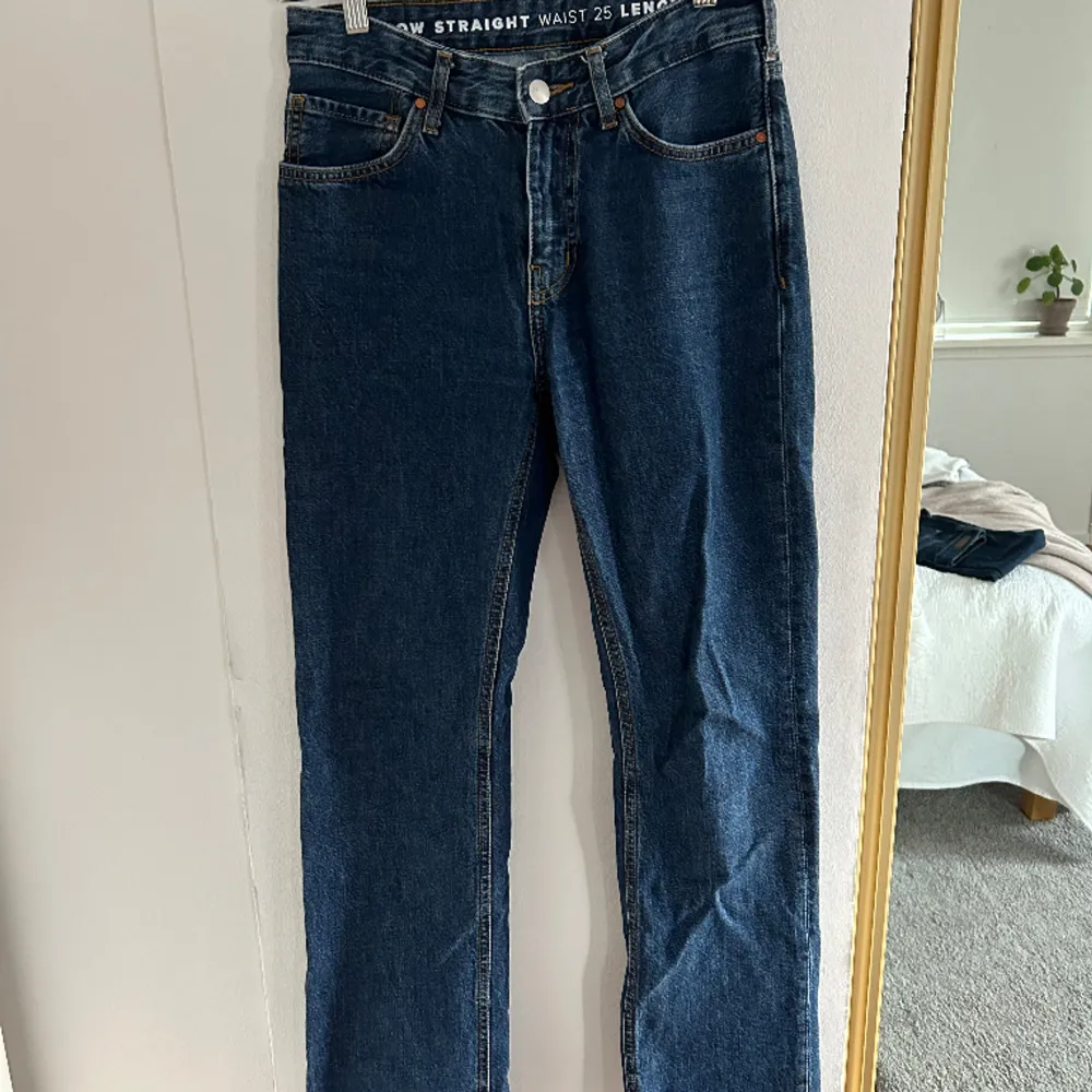 Säljer dessa snygga blå Low waist jeans från Bikbok. Storlek: Waist 25. Length 32. Säljer för att de inte används. 💙 Nypris 699kr. Jeans & Byxor.