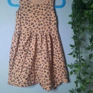 Leopardmönstrad klänning stl110/116 - Leopardmönstrad klänning stl 110/116  Inget att anmärka på,normalt.slitage lite ytludd o blekare än nyskick   