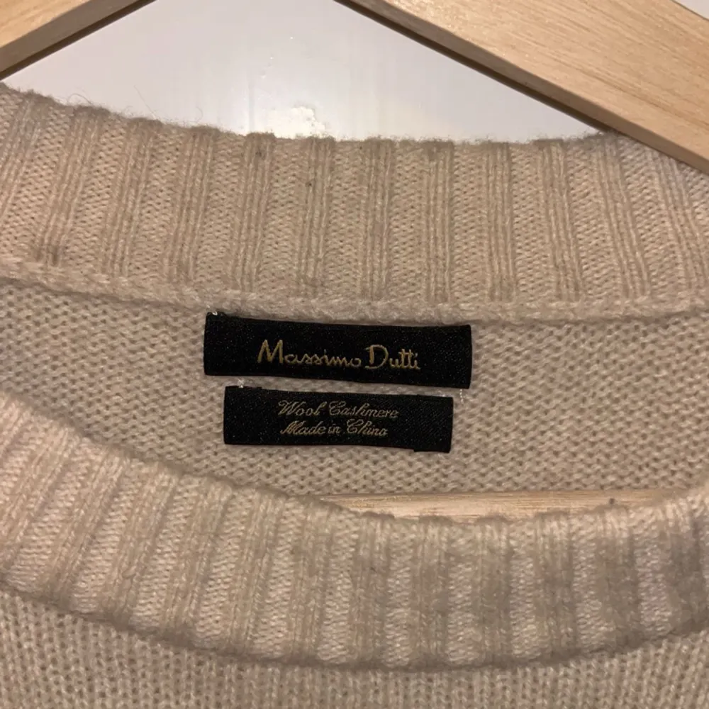 Säljer nu en riktigt fet Massimo Dutti sweatshirt. Riktigt bra skick och snygg. Bra kvalitet och material. Hör av er vid frågor!. Tröjor & Koftor.