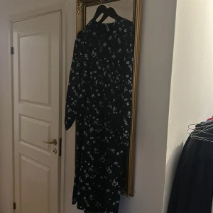 Lång klänning med sött blomsterprint - Lång klänning med sött blomsterprint i blått,ljusblått och vitt