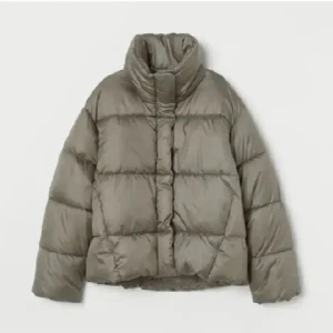 Grön dunjacka - Säljer sena gröna dunjackan från HM. Så snygg men kommer inte till anvädning, slutsåld på hemsidan