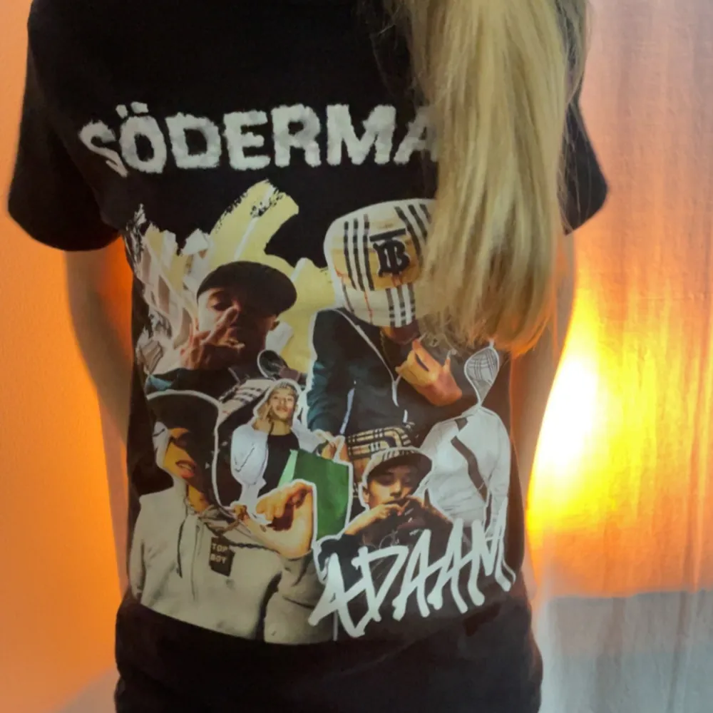 Säljer den här limited Adaam Södermalm tröjan man fick köpa på hans pop up, ordinarie pris 400kr. Säljer pga att jag it lyssnar på han längre💕 skriv för frågor och använd köp nu! . T-shirts.