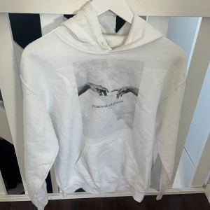 Hoodie  - Hoodie med tryck i storlek XS från Emplecee!  Är lite nopprig men annars i fint skick😊 säljer för 50kr +frakt! 
