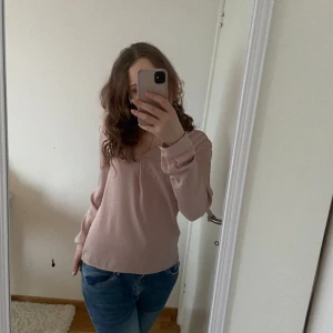 Elegant puderrosa blus - Jättefin blus utan defekter, i slikesliknande material.   Elegant och tidlös!