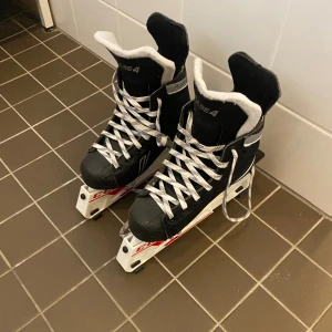 Skridskor (35) - Endast använda 2 gånger, mycket bra skick Storlek: 35