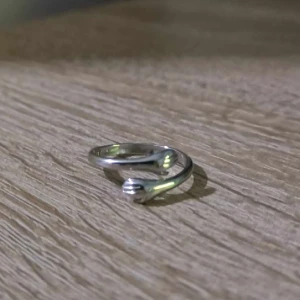 Ring - Sterling silver ring, i form av en kram. Köparen står för frakten.