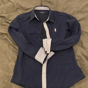 Raulph lauren skjorta  - Raulph lauren skjorta i bra skick storlek S i barn storlek, passar 160-165cm perfekt till sommaren Priset är inte hugget i sten 