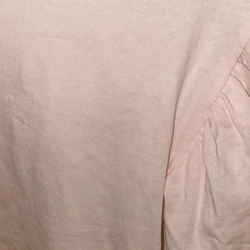 Super fin rosa  tröja med volang ärmar, säljer pågrund av att jag har två likadana! Nyskick!❤️. Toppar.