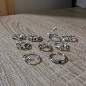 Ringar - Silver ringar, gjort av silver & koppar. Kontakta mig vid frågor angående storleken. 20kr/st, vid köp av fler 15kr/st. Köparen står för frakten.