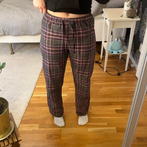 Pyjamasbyxor - Ett par väldigt sköna och mysiga pyjamasbyxor från Åhléns. Använda men är i fint skick. Åtdragbara snören i midjan samt resår. 