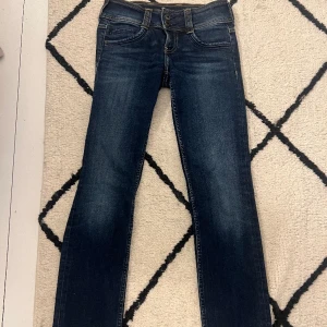 pepe jeans - Säljer dessa jätte snygga pepe jeans!! Storlek 25/30. Jätte bra skick utan defekter. Skriv för frågor!!🩷