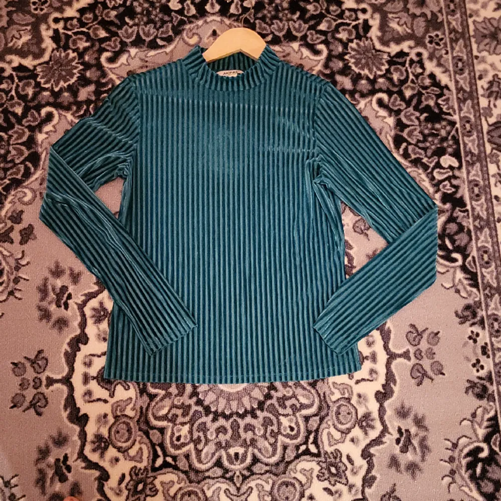 Säljer denna långärmade tröjan i fin blå, turkos färg. Den är i sammetmaterial o köpt från Monki. I storlek 165, men passar en XS/S💙. Tröjor & Koftor.