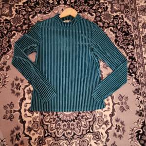 Säljer denna långärmade tröjan i fin blå, turkos färg. Den är i sammetmaterial o köpt från Monki. I storlek 165, men passar en XS/S💙