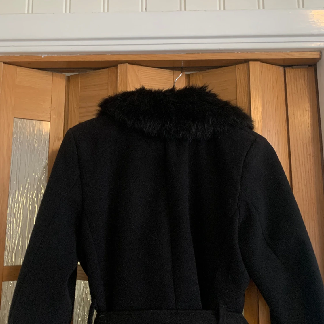Svart pälskappa - 90