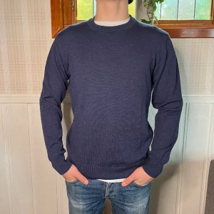 100% marinoulls tröja  - Bomerang 100% marinoulls pullover | Storlek L | skick 9,5/10 | Pris 299kr | Modellen är 175 cm | Fraktar via PostNord och Instabox på köparens bekostnad:)  Hör av dig vid frågor och funderingar Mvh