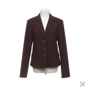 Brun kavaj - Säljer denna supersnygga bruna kavaj ifrån zero basic i storlek 40, perfekt för en oversize kavaj eller som den är! Så snygg färg