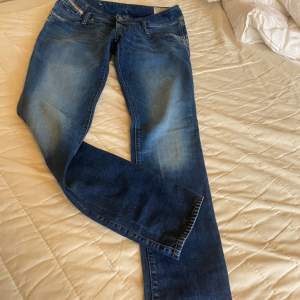 Lågmidjade superfina jeans från diesel. Jeansen är i mycket bra skick och har super fin passform. Jeansen har strl 32 i längden💕