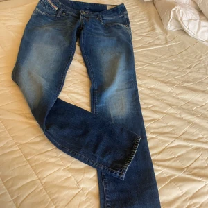 Diesel Jeans - Lågmidjade superfina jeans från diesel. Jeansen är i mycket bra skick och har super fin passform. Jeansen har strl 32 i längden💕