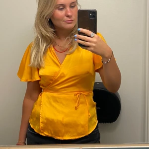 Volangblus - Säljer min gulorange topp, den är superfin men kommer inte till så stor användning + den är aningen stor över bystet. Den är använd men inte överdrivet, inte speciellt sliten heller 🧡vet inte vilket märke det är dessvärre ):