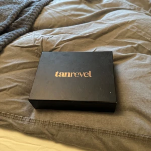 Tan revel one - Säljer denna tanrevel one! Använd men funkar utmärkt!! Medföljer ingen refill/påfyllning men kan lätt köpa på deras hemsida!🥰 nypris är 799kr