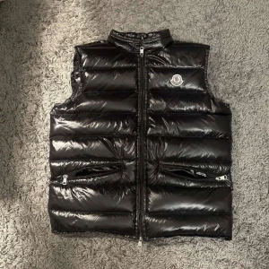 Moncler gui - Säljer denna moncler gui i helt nytt sick, bara o höra av sig för fler bilder!! Pris kan diskuteras  Ny pris 7000-8000