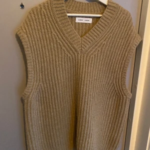Stickad väst från Samsoe samsoe. - Fin stickad väst i oversize modell. Varan är i bra skick. Storlek S men passar även M.   Köparen står för frakt.  Köp