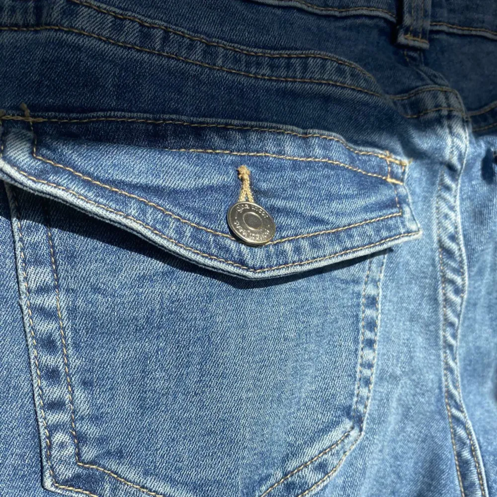 Jätte fina jeans som köptes förra vintern 🙌🏼, säljer för att de är för korta nu. Inga skador, Andvänd många gånger 💕köptes för 499kr. Jeans & Byxor.