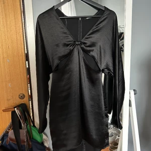 Satin klänning  - Super fin svart långärmad satinklänning från Gina Tricot🌸💓🏄🏽‍♀️