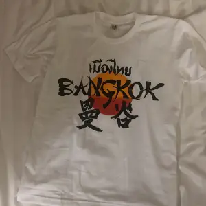 Skitcool t shirt inköpt i Bangkok, tyvärr passade den inte mig som jag önskade. I storlek M! Skriv om du vill ha fler bilder/ har frågor💋