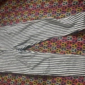 Randiga vintage jeans - Svart vit randiga jeans strl 42. Bra skick orginal pris 500 men säljer för 250kr