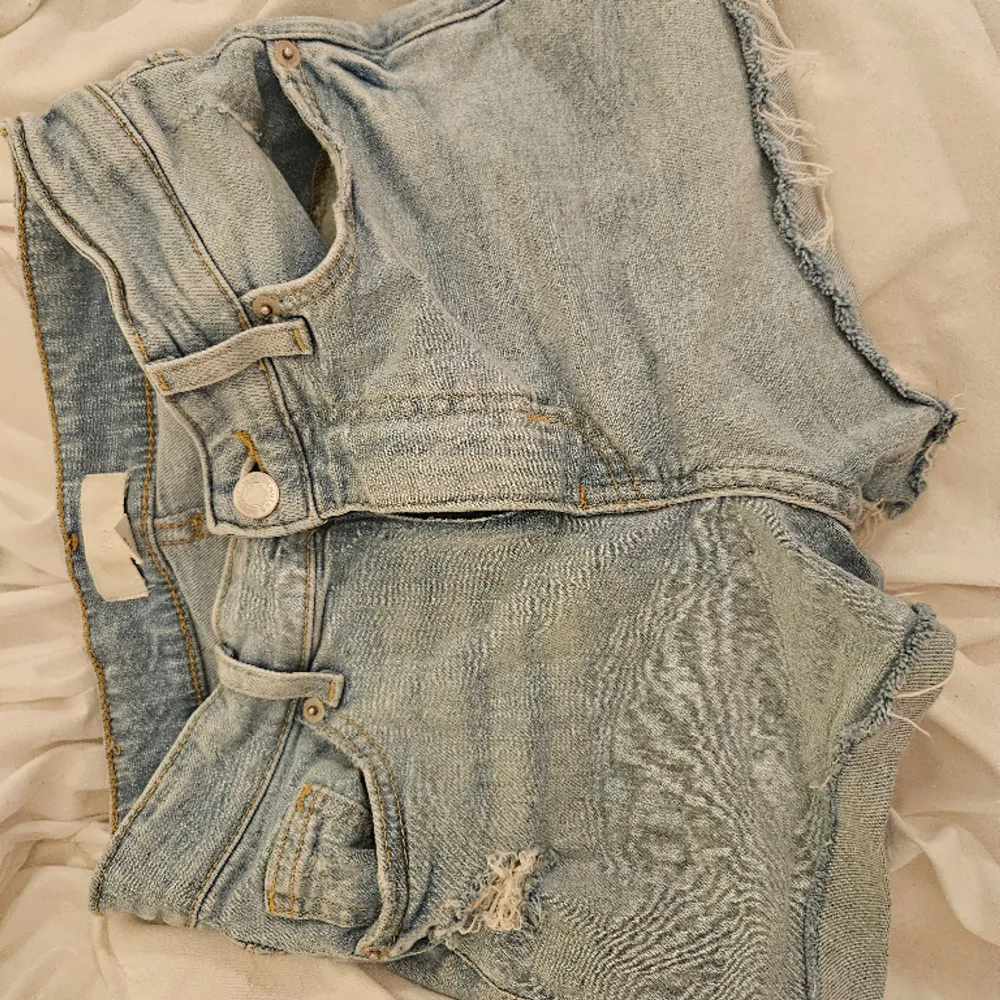 Ljusa Jeansshorts köpte från hm, men dem är lite små. Nypris 200 tror jag. Använt typ 5 gånger . Storlek 34.. Jeans & Byxor.