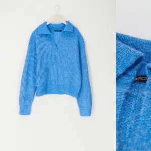 En jättefin blå stickad tröja från Gina Tricot🩵 Storlek S. Säljer för att jag ej fått användning för den på senaste. I bra skick.