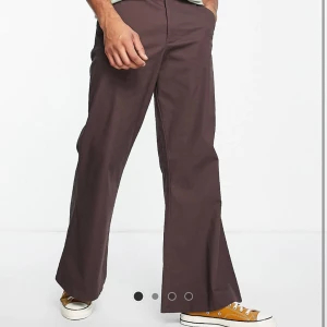 Bruna kostymbyxor - Säljer mina bruna kostymbyxor. Knappt använda. Köpt på asos. Slutsålda