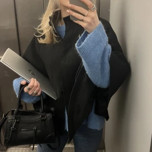 Cape/poncho  - Super fin poncho/cape från hm💕knappt använd, säljer då den inte kommer till användning 🙏🏽