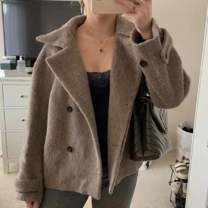 Arket kappa - Säljer min arket kappa, sparsamt använd och inga defekter. Säljer på grund av att den inte kommer till användning längre. Lånanade bilder.