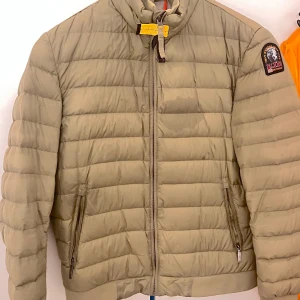 Parajumper jacka  - Äkta parajumper jacka som är i bra skick, dock en fläck pga parfym. 