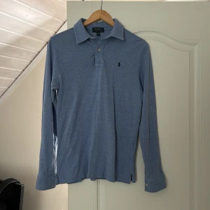 Ralph lauren ”skjorta” - Tröjan säljes då den är för liten. Skick 7/10.   Nypris: 2200kr